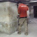 Photo d'un technicien uretek réalisant les percements
