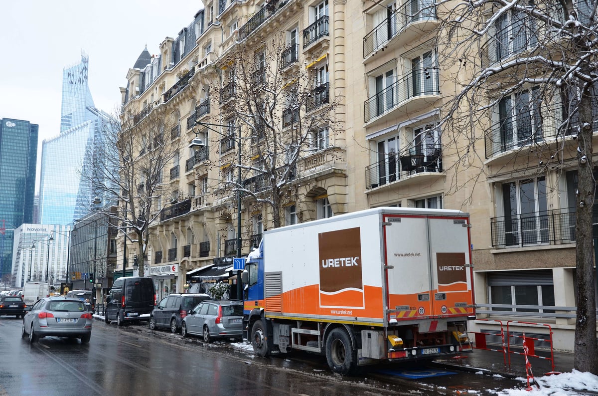 Photo d'un camion d'intervention URETEK devant un immeuble des hauts-de-seine