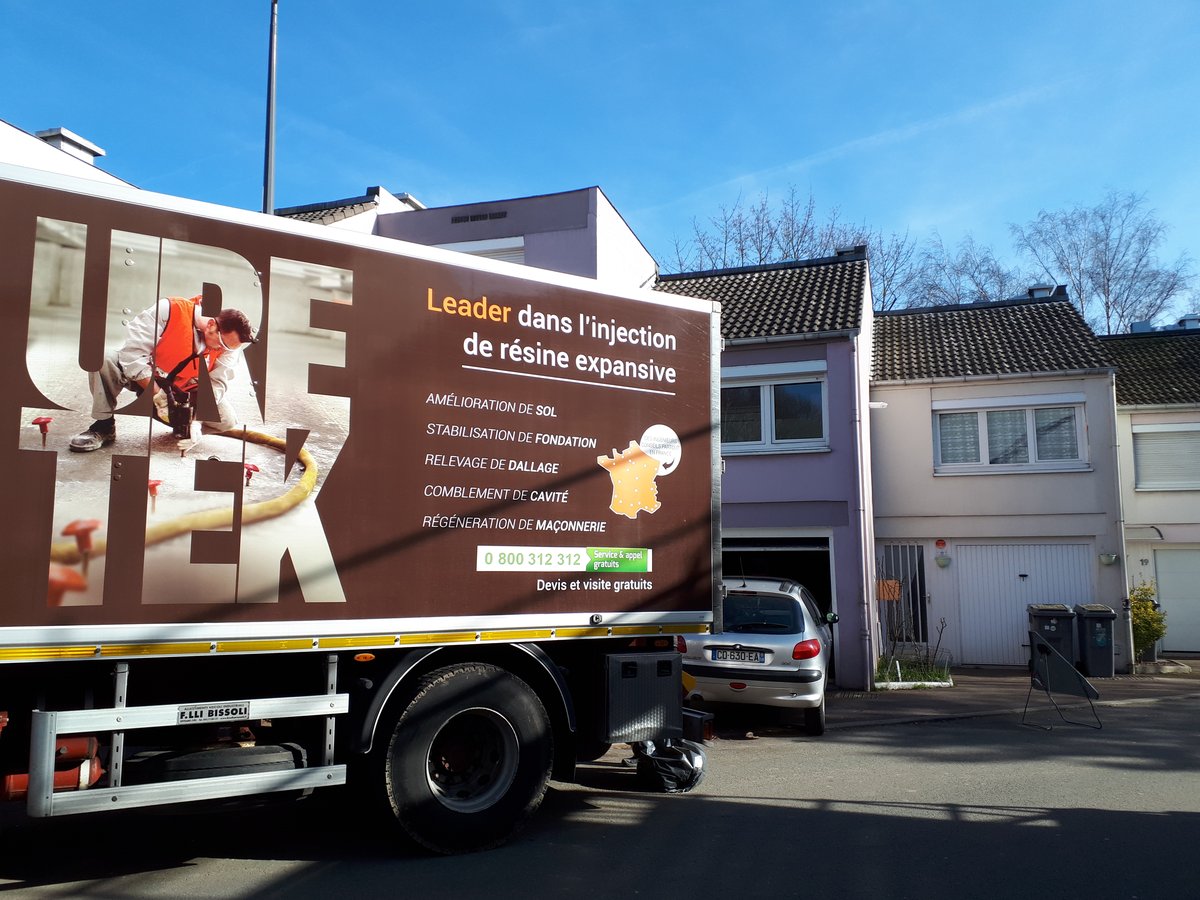 camion uretek devant une lotissement
