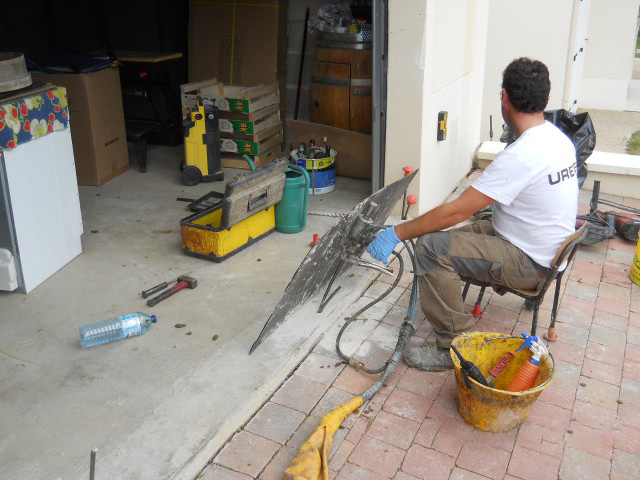 technicien uretek utilisant le procédé deep injection pour consolider le sol d'une maison