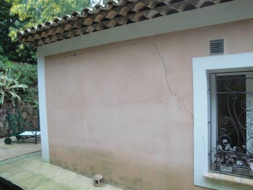 Photo d'une fissure dans un mur d'une maison