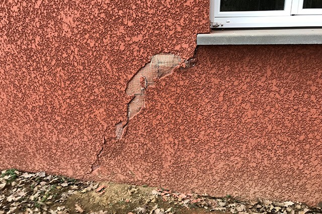 Fissure en escalier sur la façade d'une maison en saone et loire
