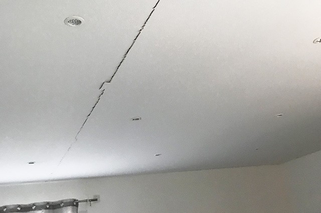 fissure horizontale dans le plafond d'une maison