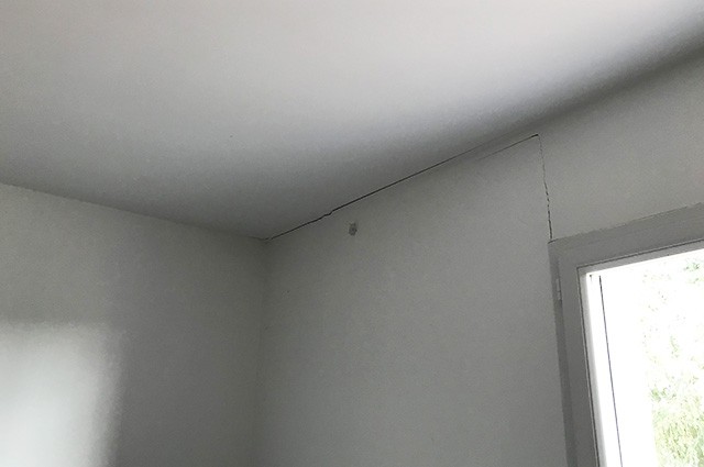 Fissure verticales dans les murs d'une maison