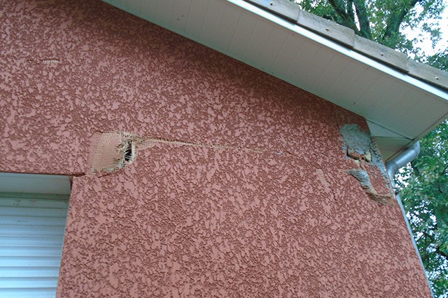 Fissures horizontales dans un mur d'une maison en France