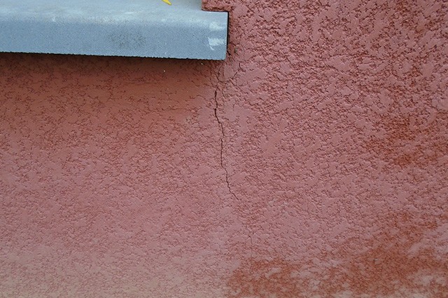 Fissure verticale sur un mur