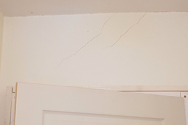 Fissure oblique dans un mur