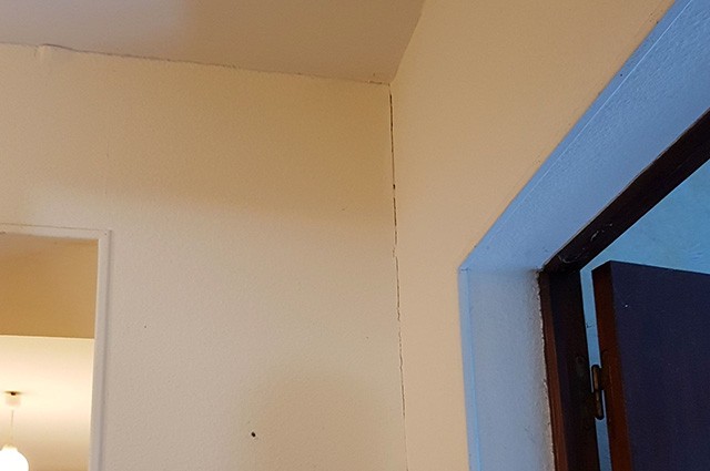 Fissures verticales dans le mur d'une maison à marignac