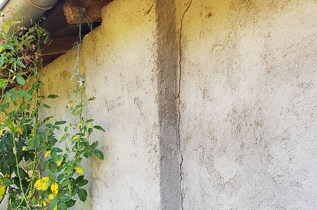 Fissures verticales en extérieur dans le sud de la France
