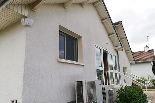 Photo de la façade avant d'une maison en cote d'or fissurée avant l'intervention d'URETEK
