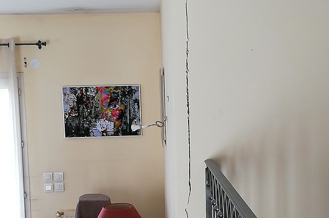 Photo d'une lingue fissure vertticale dans un mur intérieur d'une maison