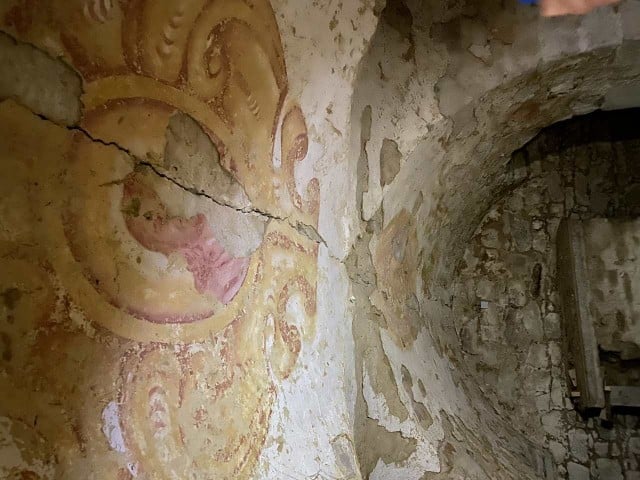 Photo d'une fissure horizontale sur le mur d'une chapelle ancienne avant la consolidation du sol