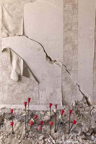 Photo de plusieurs fissures en oblique à l’intérieur du bâtiment