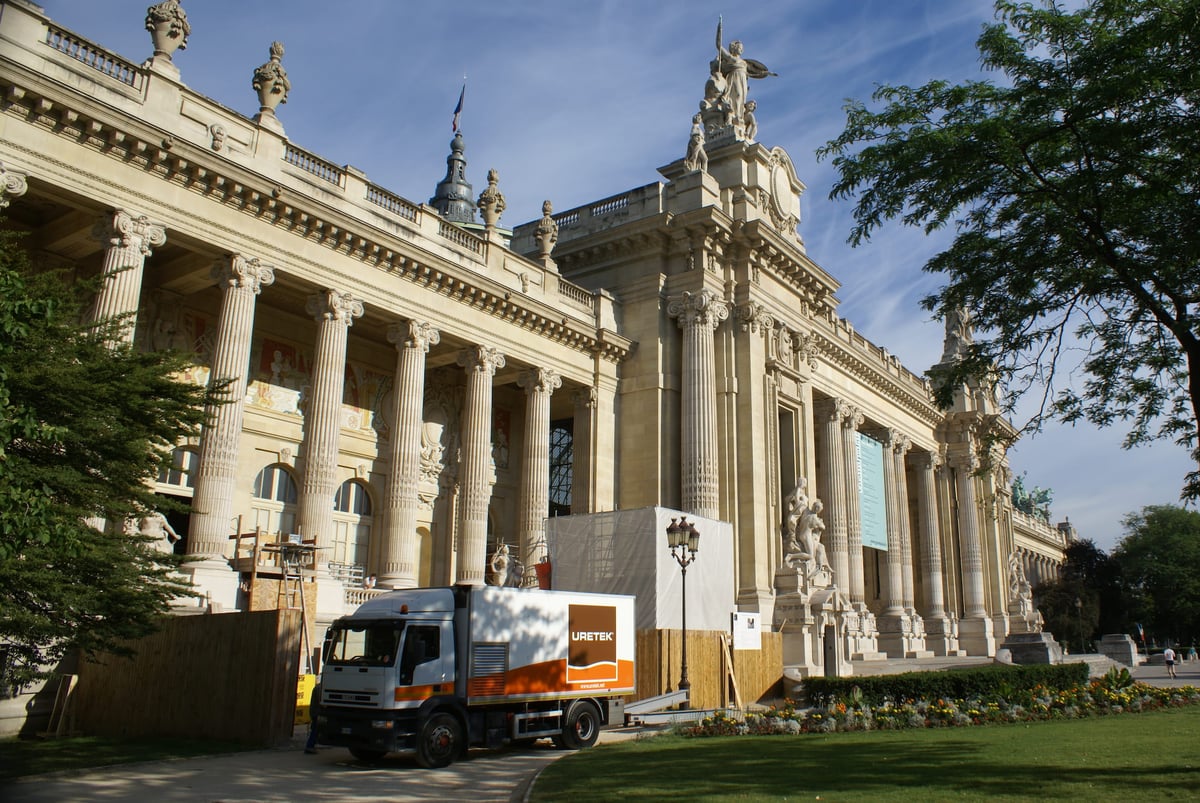 Photo d'un camion uretek devant le grand palais des champs élysées à Paris 