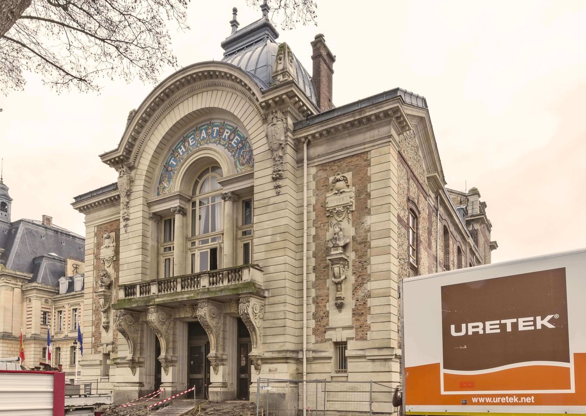 Photo de la façade du théâtre d'Evreux et d'un camion atelier URETEK