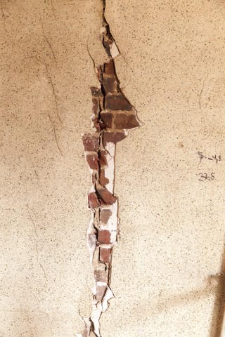 Photo d'une fissure verticale sur les murs du théâtre historique d'Evreux