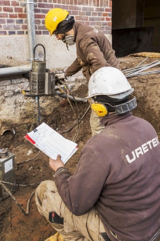 Réalisation de test pénétrométrique par l'équipe Travaux d'URETEK