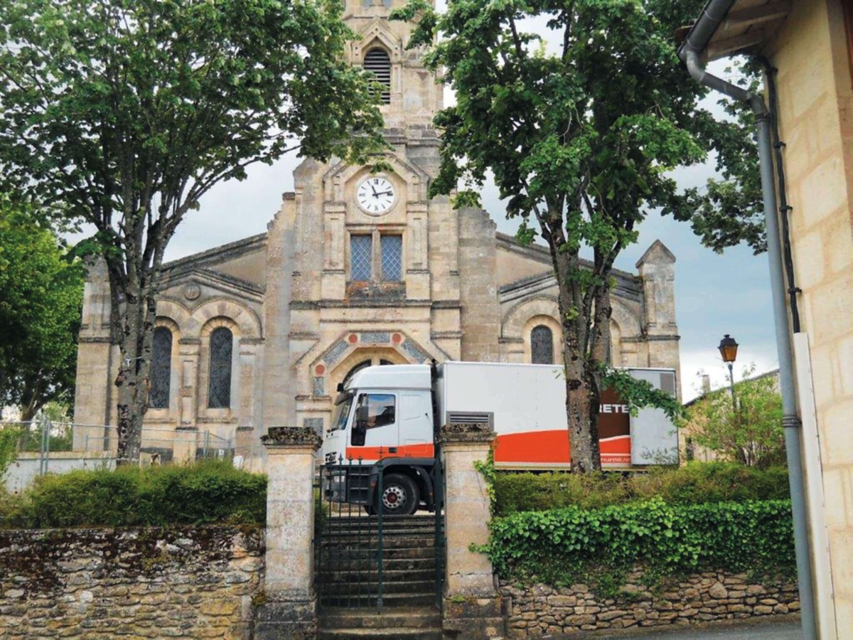 Photo d'un camion d'intervention URETEK devant une église en Gironde
