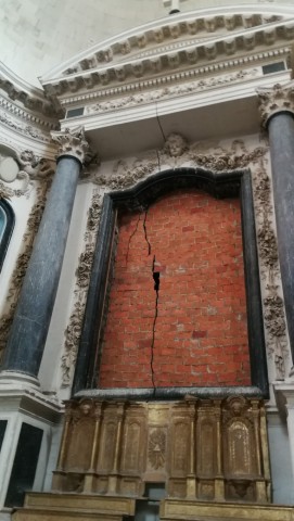 Photo d'une fissure verticale dans le mur en brique à l'arrière de l'autel dans la chapelle Saint-Yves à Vannes avant l'intervention d'URETEK