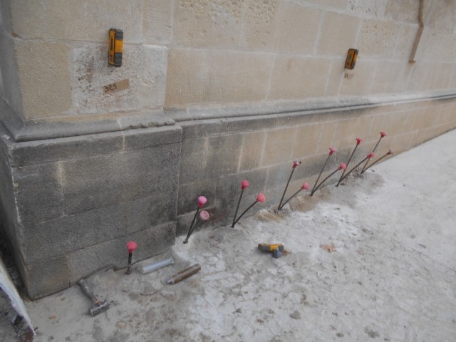 Photo du placement des tubes d'injection dans près du mur d'une église dans le 34