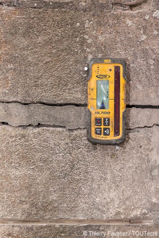 Photo de fissures horizontales en extérieur de la lieutenance avant l'intervention d'URETEK