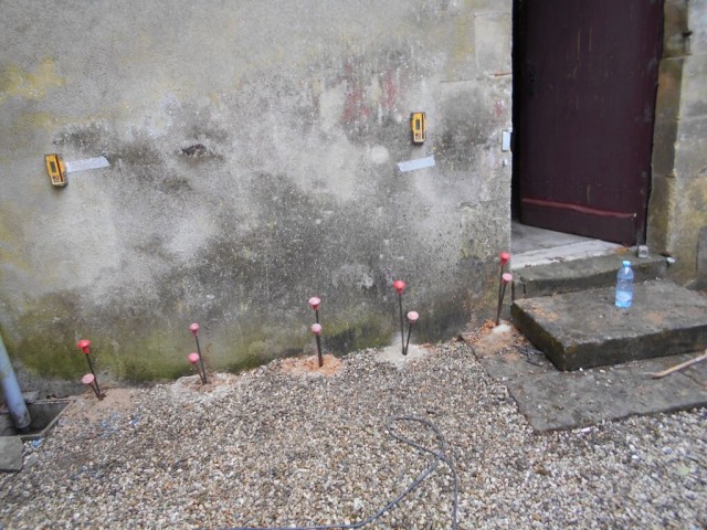 Photo des tubes d'injection près des murs de l'église Saint Jean-Baptiste pendant les travaux