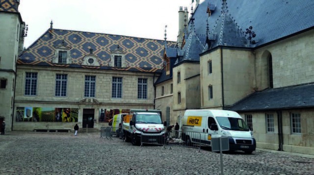 Photo de l'hôtel Dieu de Beaune en Bourgogne avant la stabilisation de ses tours jumelles