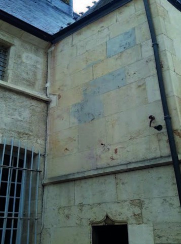 Photo des fissures sur les murs de l'Hôtel Dieu de Beaune en Bourgogne