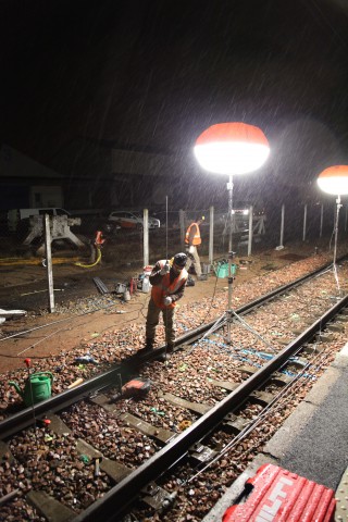 Photo d'un technicien intervenant sur une infrastructure ferroviaire