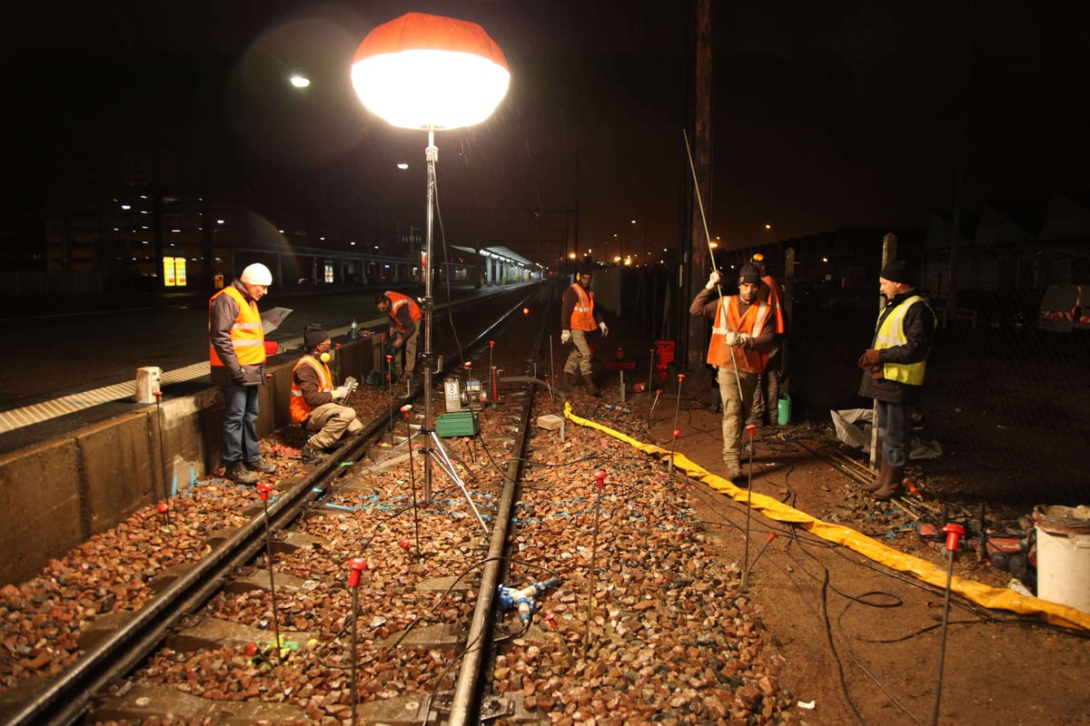Photo d'une intervention de nuit sur les voies d'une ligne SNCF par URETEK
