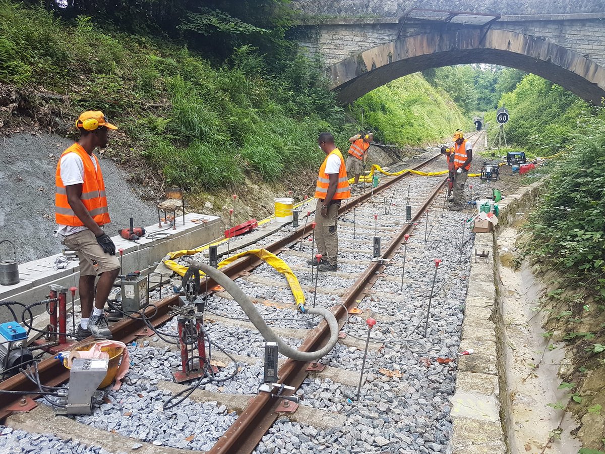 Photo de l'intervention des équipes d'uretek sur un tronçon de la voie ferrée reliant Bayonne à Saint-Jean-Pied-de-Port