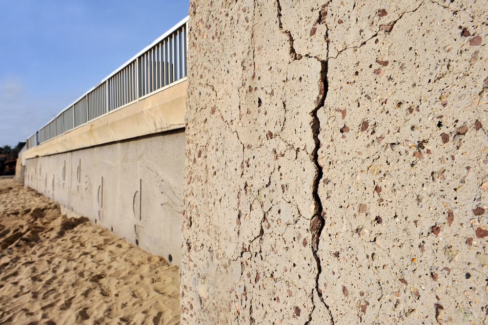 Fissures verticales sur un mur de soutènement à Sainte Maxime
