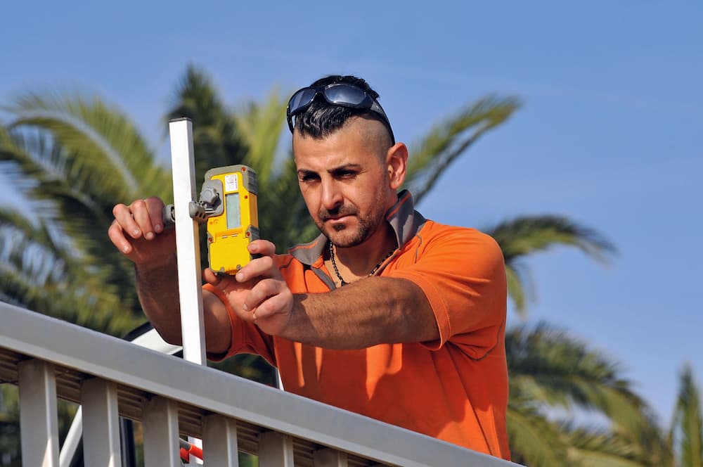 Vérification post intervention grâce à du matériel de précision par un technicien uretek