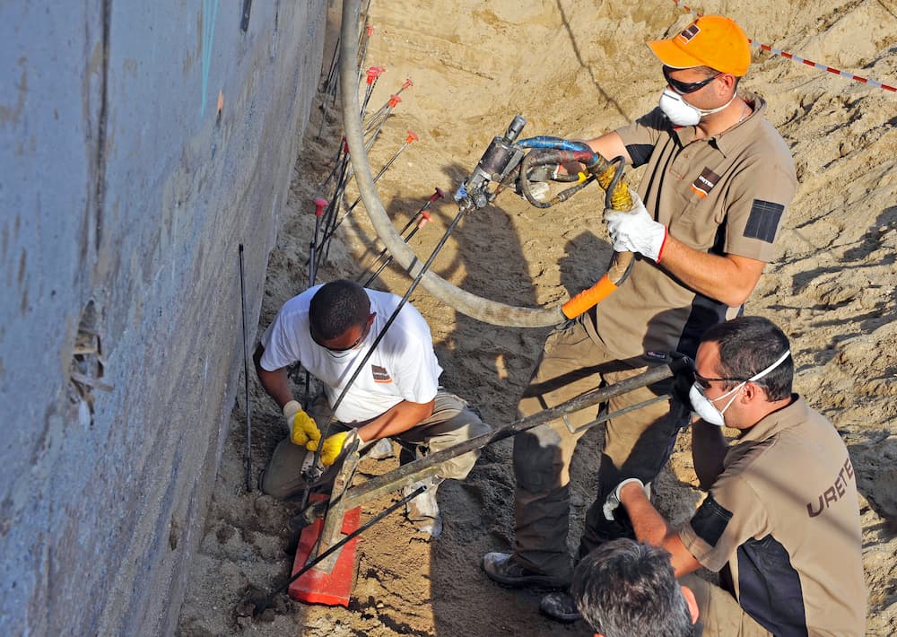 Injection de résine expansive sur une plage par 3 techniciens uretek
