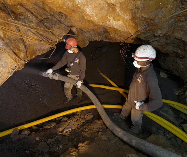photo de 2 techniciens uretek pendant une intervention de comblement d'anciennes mines