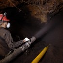 propulsion des billes d'argiles expansée par un technicien uretek