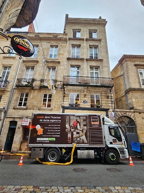 Camion Uretek devant immeuble bordelais