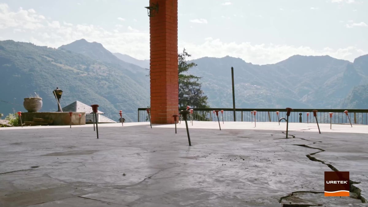 fissure dans le sol d'un chalet suisse victime de tassement différentiel