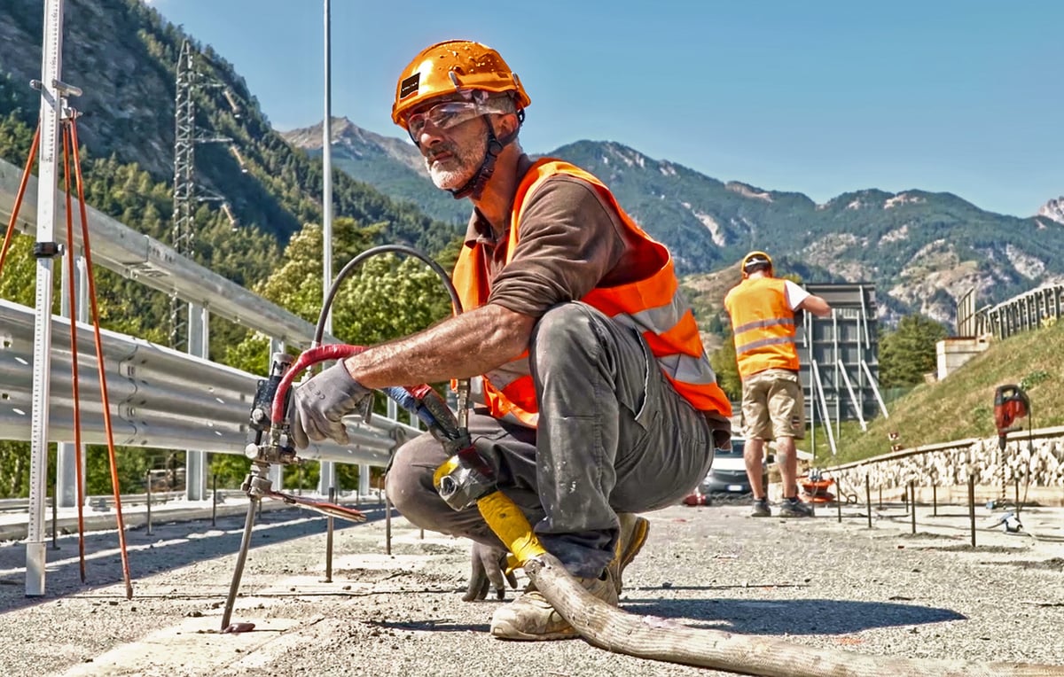 Photo d'un technicien uretek consolidant une route