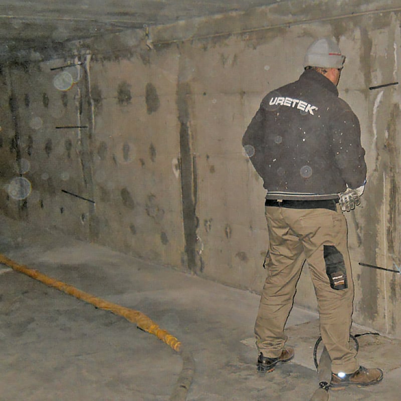 iniezione-resine-espandentiPhoto d'un technicien uretek intervenant sur un garage-uretek-arresto-infiltrazioni-muri-controterra