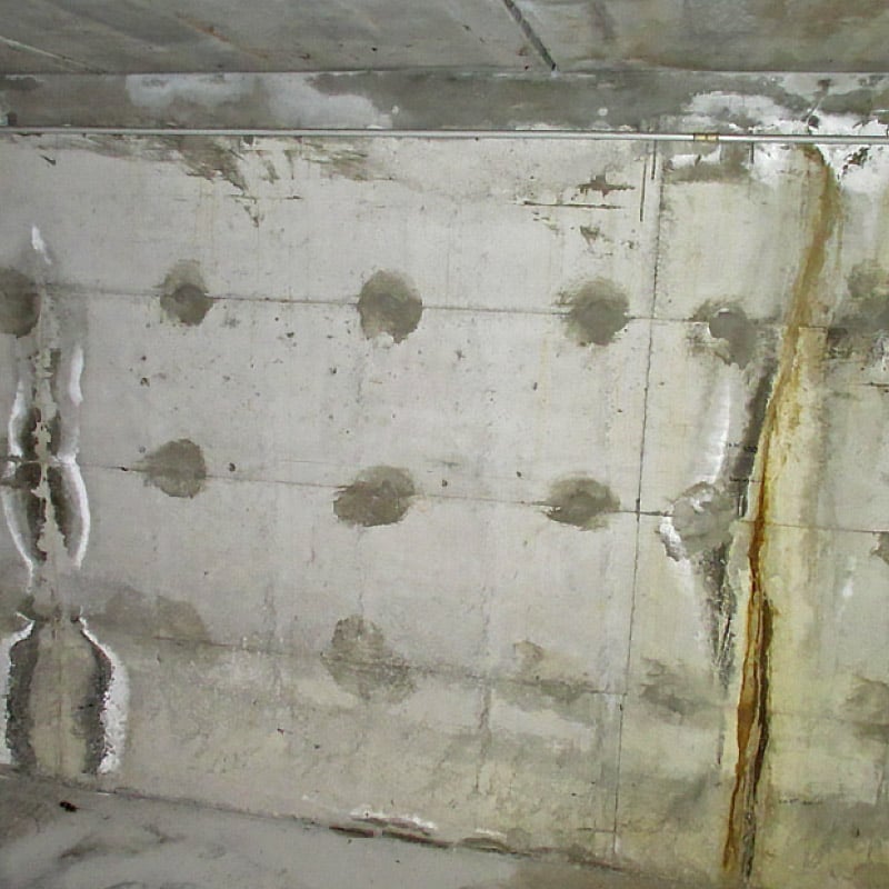Photo des infiltrations sur le mur de la maison traitée