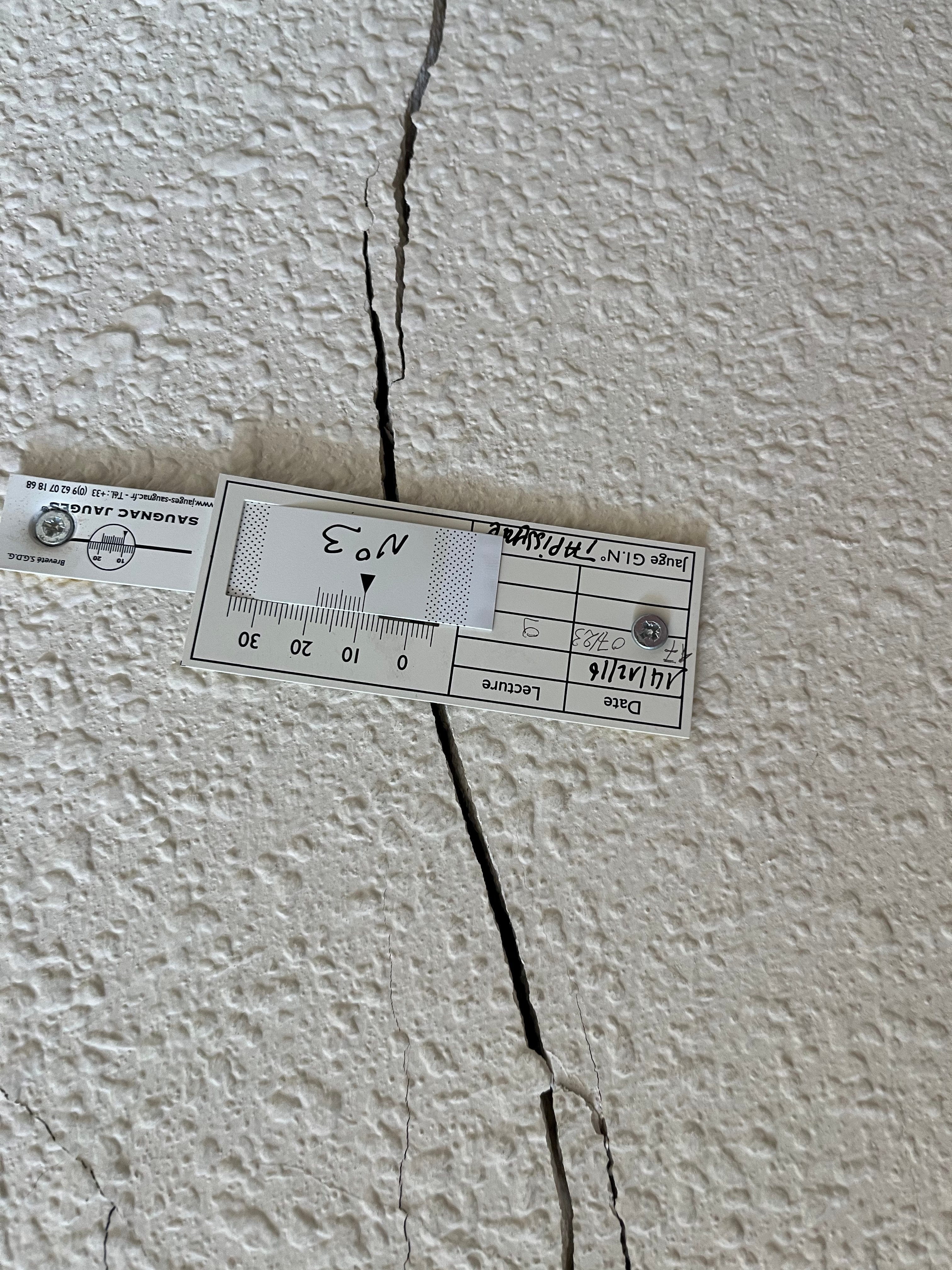 Fissure incrustée dans un mur