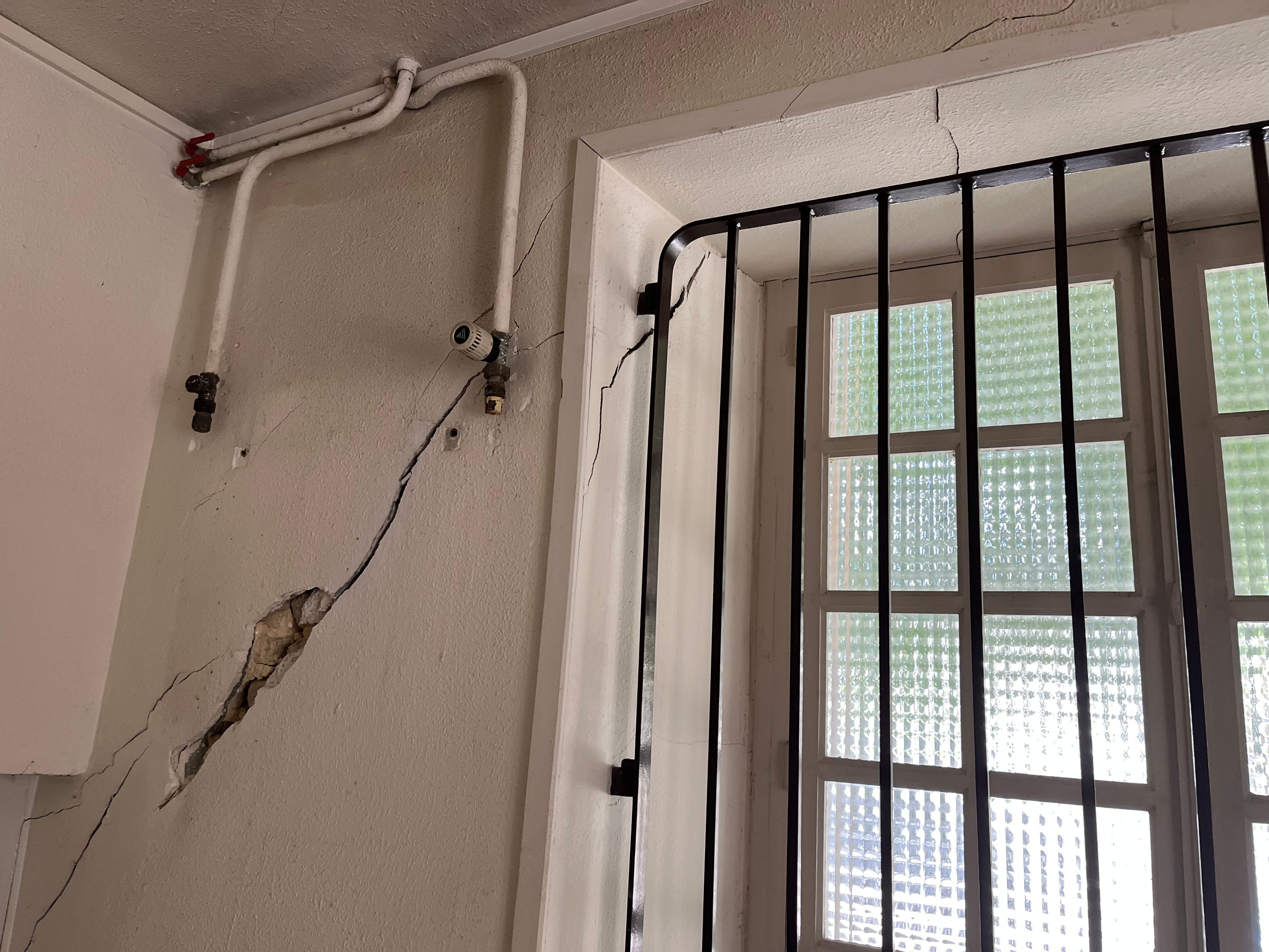 Fissure sur un mur intérieur du musée 