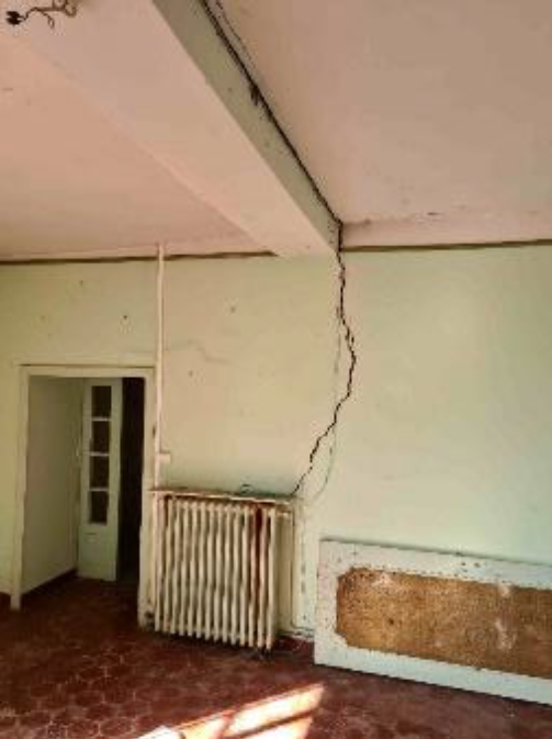 Large fissure sur un mur intérieur