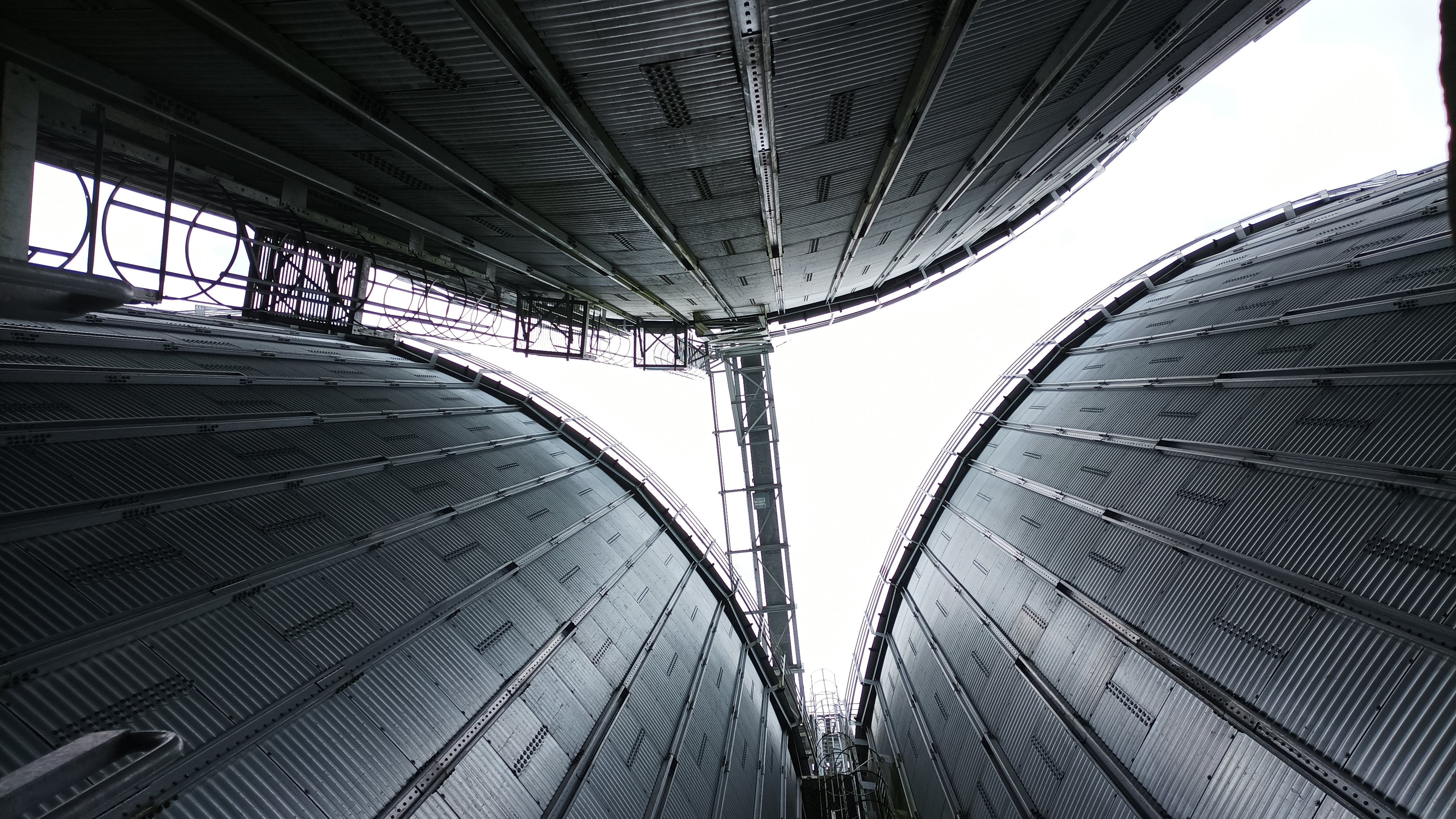 Silos vus d'en bas
