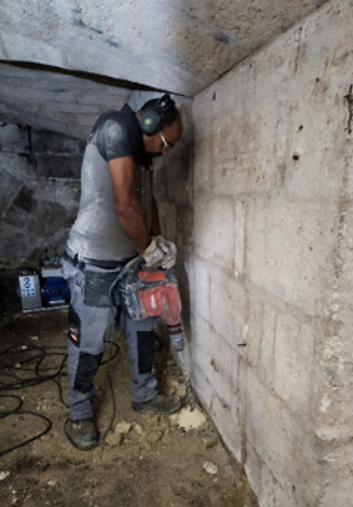 Ouvrier creusant les trous des canules d'injection 