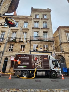 Camion Uretek devant immeuble bordelais