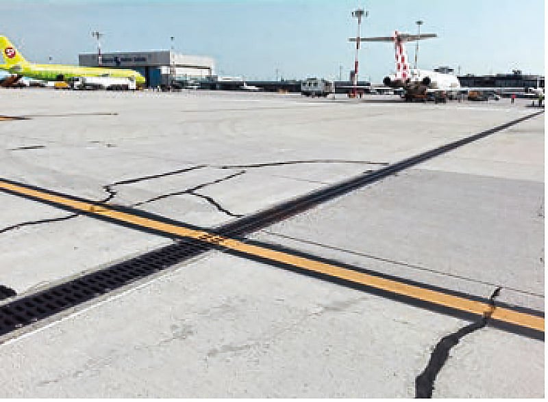 Fissures dans la dalle de la piste de l'aéroport Valerio Catullo