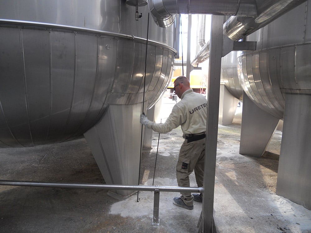 Photo d'une intervention d'uretek pour consolider le sol sous des autoclaves