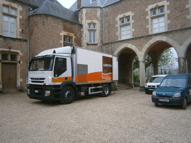 Photo d'un camion uretek devant le chateau de beauregard